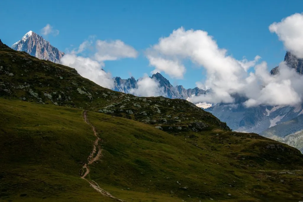 Ein Wanderweg zwischen Refuge de Bellachat und Aiguillette des Houches
