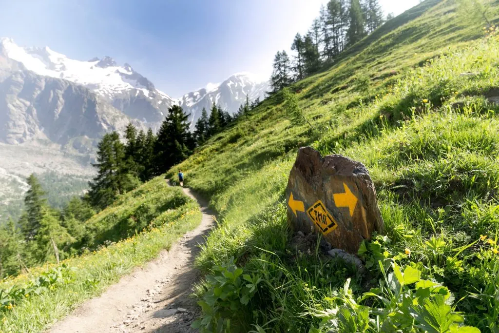 Mont Blancin kierroksen opastuspylväs Euroopan kauneimmalla patikointireitillä