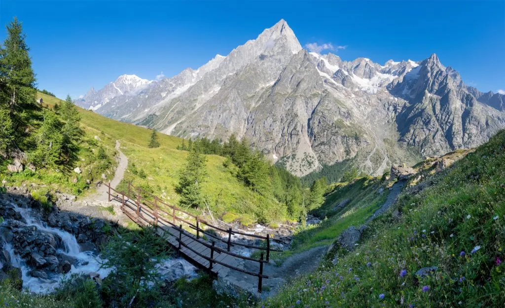 Grand Jorasses-massivet sett fra Val Ferret-dalen